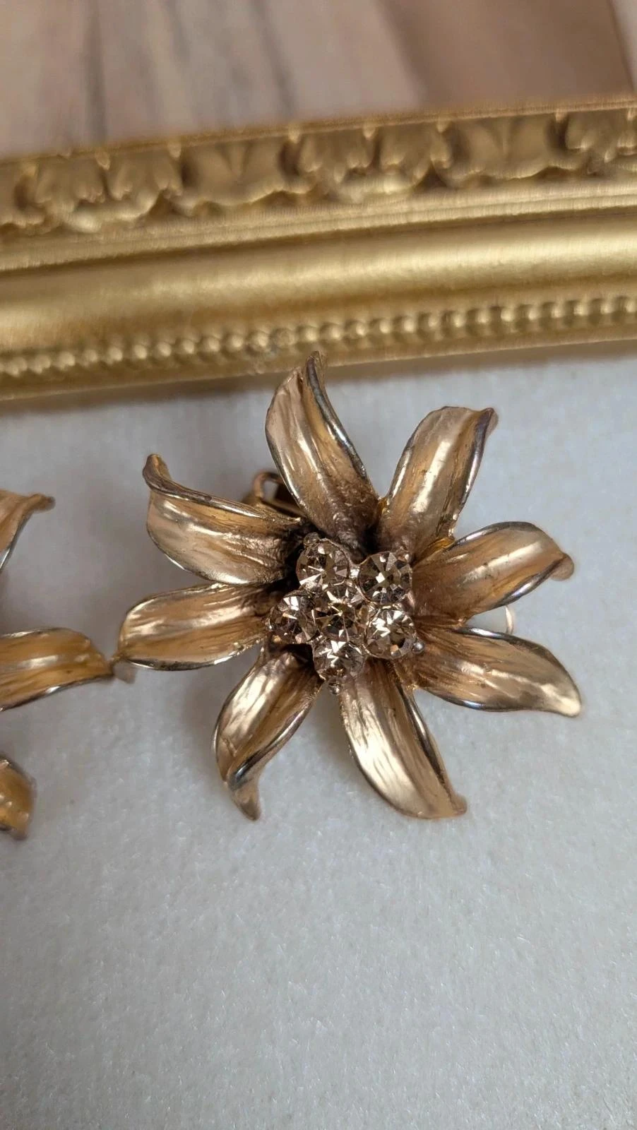 Vintage flower-shaped gold rhinestone clip-on earrings – photo 3